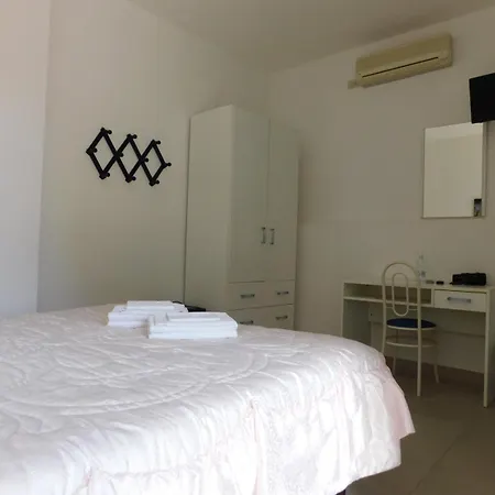 Dell'amicizia Otel